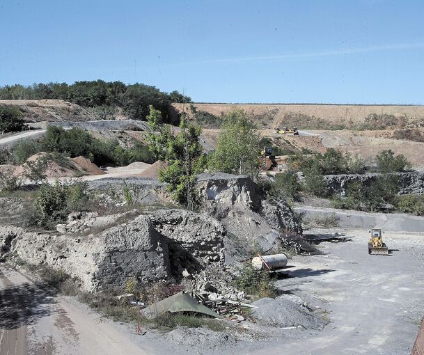Die Verfüllung des Steinbruchs ist in den letzten beiden Jahren weit vorangekommen.Foto: Alfred Drossel