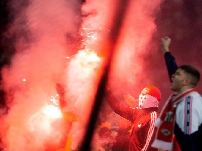 Kölner Fans brennen Pyros ab