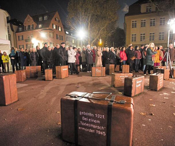 Zahlreiche Menschen nahmen gestern Abend an der Gedenkveranstaltung auf dem Synagogenplatz teil. Fotos: Holm Wolschendorf