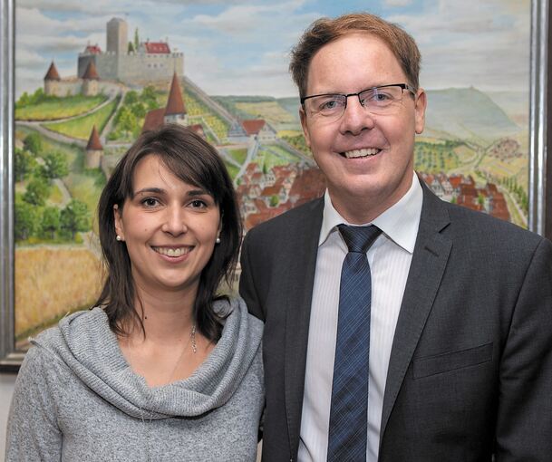Als strahlender Wahlsieger zeigte sich Patrick Holl mit Ehefrau Désirée gestern Abend im Beilsteiner Rathaus.Foto: Andreas Essig