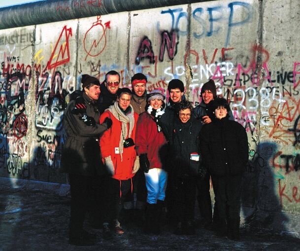 Markus Rösler (mit roter Mütze, hinten rechts) mit Gästen aus Polen und Süddeutschland an der Berliner Mauer. Foto: privat