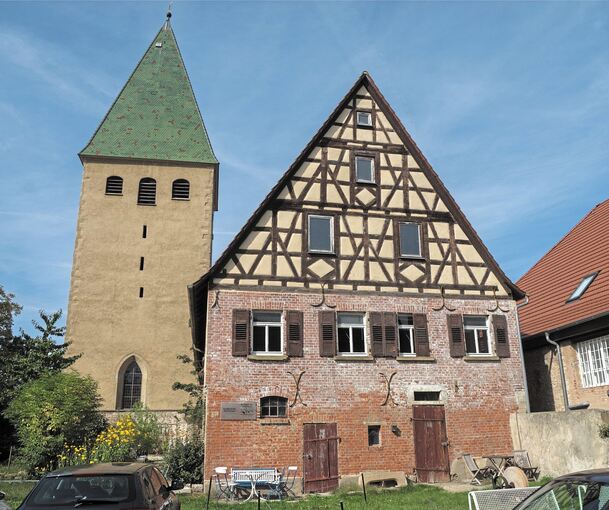 Die ältesten Teile des Alten Pfarrhauses stammen aus dem Jahr 1540. Im früheren Stall müssen die Bodenplatte und die Decke erneuert werden. Ein Schmuckstück ist das Studierzimmer im Dachgeschoss. Teilweise sind die Türstürze nur 1,70 Meter hoch. Arch
