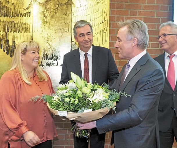Rainer Haas überreicht der neuen First Lady Bettina Allgaier Blumen. Zuvor hatte der Kreistag Dietmar Allgaier (Mitte) mit klarer Mehrheit zum neuen Landrat gewählt.Foto: Holm Wolschendorf