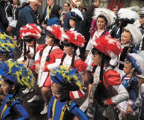 Immer wieder ein optischer Genuss: die Uniformen und Auftritte der jungen Gardetänzerinnen. Fotos: Alfred Drossel