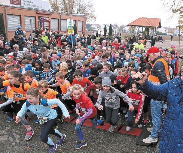 Bürgermeister Albrecht Dautel gibt den Startschuss zum Schülerlauf, an dem 243 Buben und Mädchen teilnehmen.