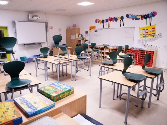 Ein Klassenzimmer ist mit Schulgegenständen ausgestattet