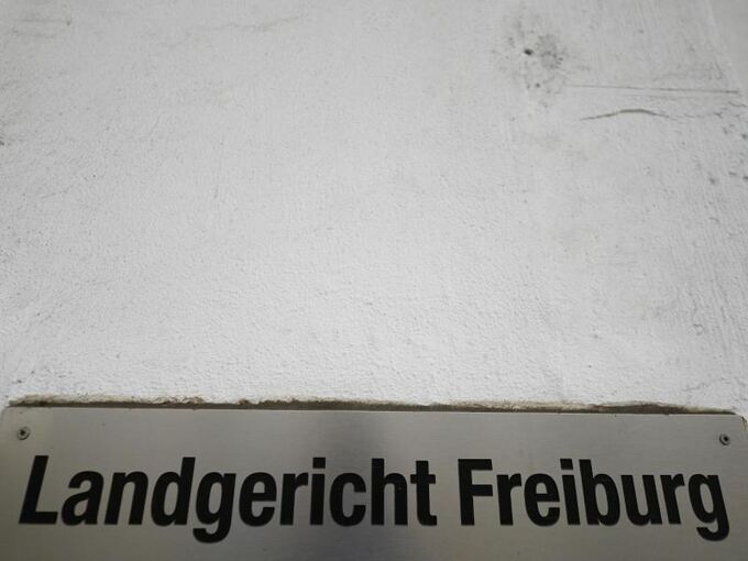 Ein Schild mit der Aufschrift «Landgericht Freiburg»