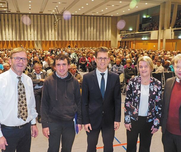 Fünf von sechs Kandidaten stellen sich in der Stadthalle den Gerlinger Bürgern (von links): Reinhard Riesch, Samuel Speitelsbach, Dirk Oestringer, Martina Koch-Haßdenteufel und Ulrich Raisch. Martin Mertz muss wegen einer Erkältung passen. Foto: Holm