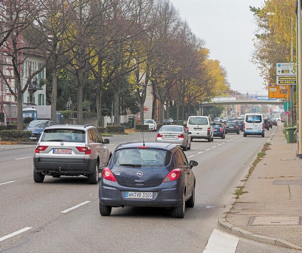 Die Friedrichstraße in der Oststadt auf Höhe des Landratsamts mit Blick in Richtung Unterführung und Weststadt: Auf diesem Abschnitt bis zur MHP-Arena will die Stadtverwaltung ein Tempolimit einführen. Foto: Holm Wolschendorf