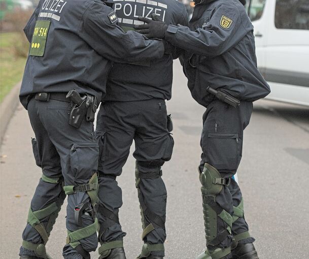 854 Beamte im Bereich des Polizeipräsidiums waren 2018 von Gewaltdelikten betroffen. Landesweit waren es fast 2400. Bundesweit sogar 38 000. Archivfoto: Matthias Balk/dpa