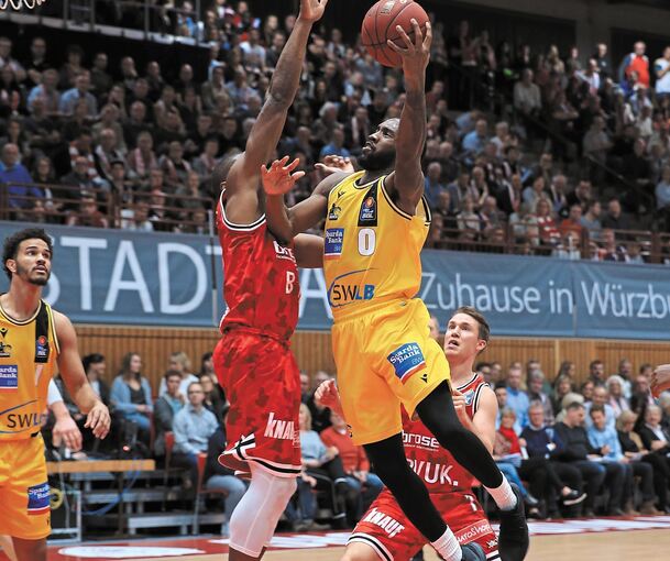 Zeilstrebig: Khadeen Carrington (rechts) zieht zum Korb.Foto: Gunnar Rübenach