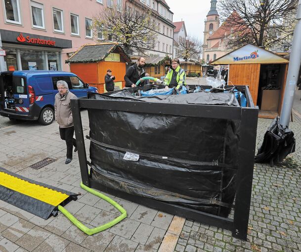 Die Behälter werden mit Wasser befüllt und mit Plakaten verkleidet. Foto: Ramona Theiss