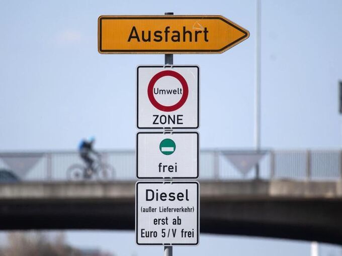 Ein Schild weist auf das Fahrverbot für Dieselfahrzeuge hin