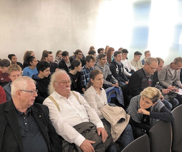 Gut gefüllte Zuschauerreihen im Saal 3 des Mannheimer Verwaltungsgerichtshofs. Vorne links der Ludwigsburger Pro-Diesel-Aktivist Dieter Seipler, der mit einer Reihe von angereisten Unterstützern Flagge gegen ein Fahrverbot zeigte. Dahinter sitzt eine