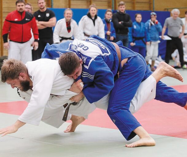 Der Besigheimer Raul Suciu (blau) nimmt seinen Gegner Maik Niklas in den Griff, verliert aber seinen zweiten Kampf gegen den Bayer. Foto: Baumann