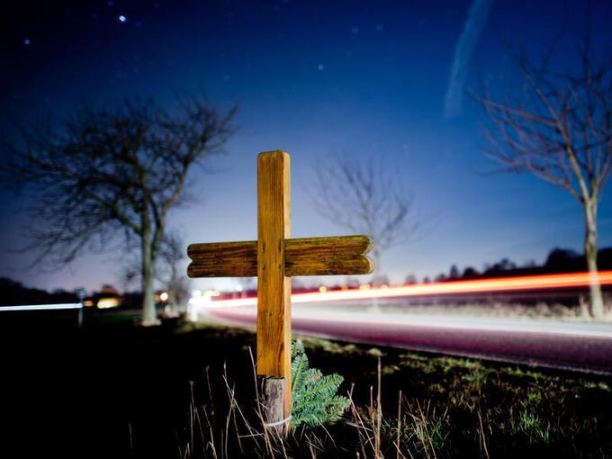 Ein Kreuz zur Erinnerung an Verkehrstote