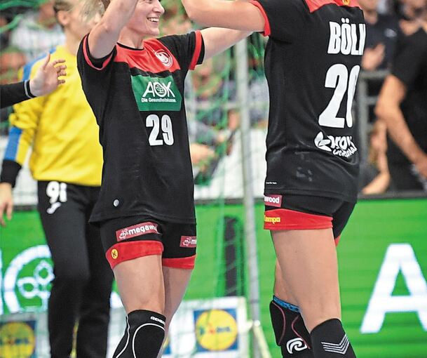 In der Liga Konkurrentinnen, bei der WM im selben Team: Bietigheims Antje Lauenroth (links) und Emily Bölk vom Thüringer HC. Foto: Sina Schuldt/dpa