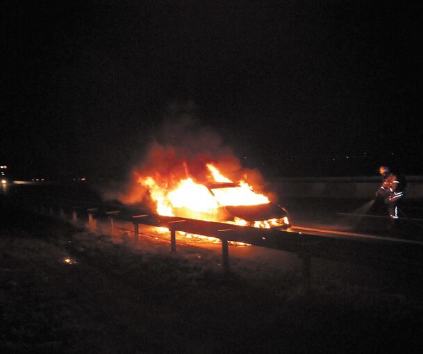 In Flammen ist ein BMW am Donnerstagabend auf der Autobahn 81 zwischen der Anschlussstelle Feuerbach und dem Engelbergtunnel aufgegangen. Den Schaden bezifferte die Polizei am Freitag mit rund 20 000 Euro. Der 52-jährige Fahrer des Autos stellte nach
