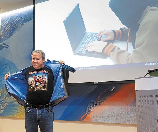IT-Spezialist Tobias Schrödel reißt sich Jackett, Hemd und Krawatte vom Leib – und steht als Computerhacker im Iron-Maiden-T-Shirt vor den Zuhörern. Foto: Holm Wolschendorf