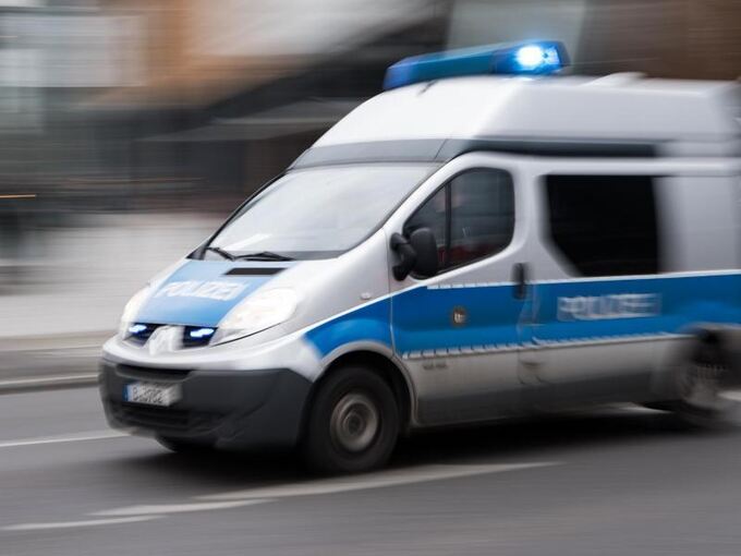 Ein Polizeiwagen fährt mit eingeschaltetem Blaulicht
