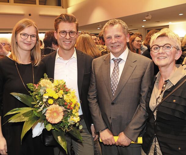 Alt und neu im Rathaus: (von links) Melanie Fritz, Dirk Oestringer, Georg Brenner, Margit Gindner-Brenner. Foto: Ramona Theiss