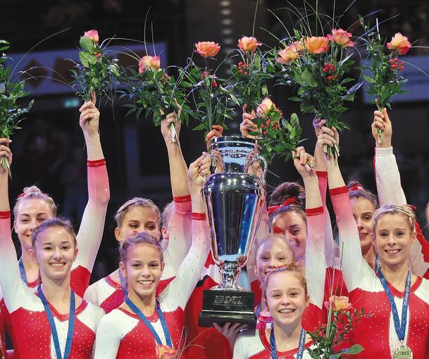 Das erfolgreiche Team des MTV Stuttgart mit der verletzten Tabea Alt (2. von rechts) triumphiert beim DTL-Finale zum elften Mal. Foto: Baumann