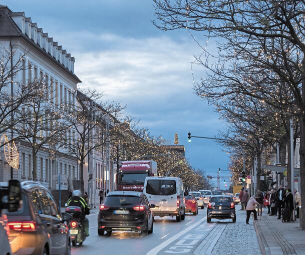 Wohin mit dem Auto? Die Fraktionen streiten über die Parkgebühren in der Innenstadt und Oststadt. Archivfoto: Holm Wolschendorf
