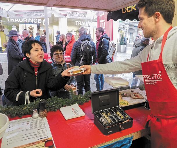 Neben Glühwein brachte auch der Verkauf leckerer Brote Geld in die Kasse der Aktion Helferherz. Fotos: Holm Wolschendorf