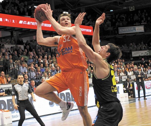 Schwer zu stoppen: Vechtas bester Werfer Steve Vasturia gegen Tanner Leissner. Foto: Elke Schikora