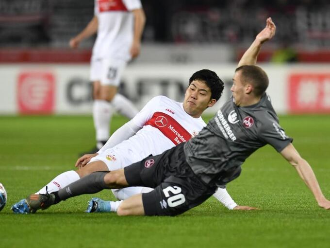 Stuttgarts Wataru Endo spielt gegen Nürnbergs Lukas Jäger (r.)
