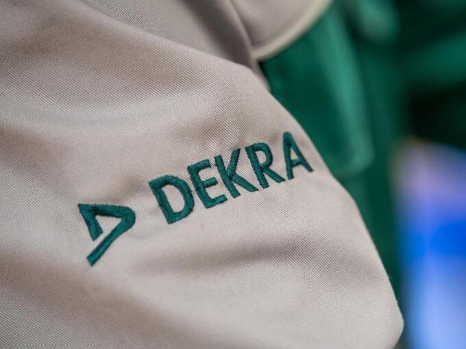 Das Logo von Dekra ist auf einem Ärmel zu sehen