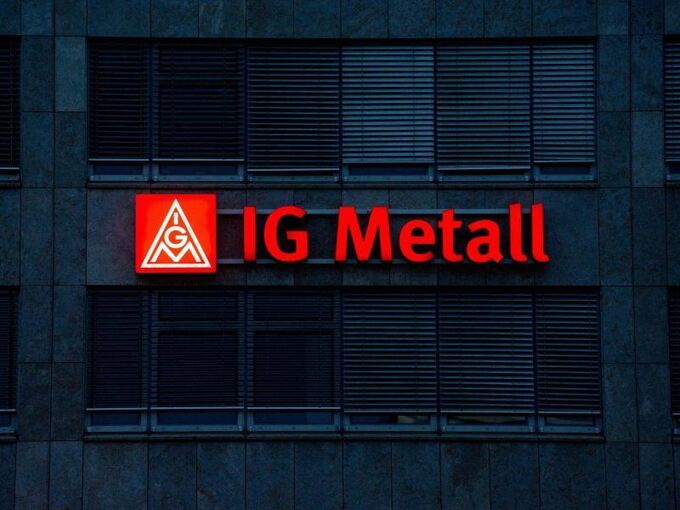 Das IG Metall-Logo ist an einer Fassade zu sehen