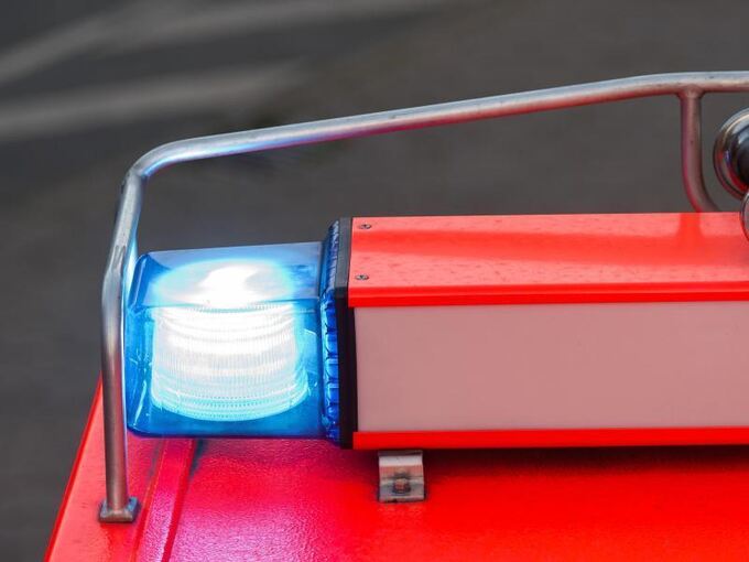 Ein Löschfahrzeug der Feuerwehr mit Blaulicht