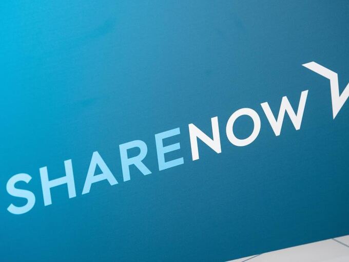 Das Logo des Carsharing-Anbieter ShareNow ist zu sehen
