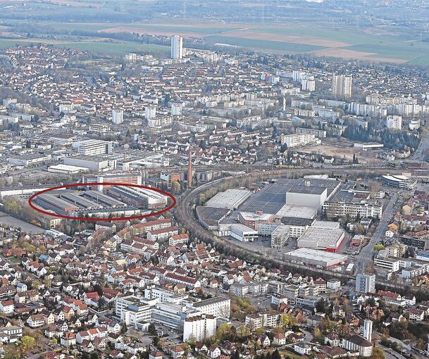 In dem rot eingekreisten Areal gibt es eine leerstehende Fabrikhalle, in die die Rockfabrik einziehen könnte. Das sogenannte Bogenviertel gehörte einst dem Bodenhersteller DLW. Oben rechts ist der Bietigheimer Bahnhof zu erkennen, auf den die B 27 ge