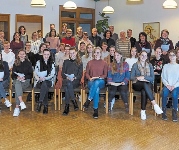 Rund die Hälfte aller Beteiligten bei der großen Probe im Gemeindehaus – für das Konzert am Freitag in der Laurentiuskirche kommen noch zahlreiche Kinder dazu. Foto: Andreas Becker