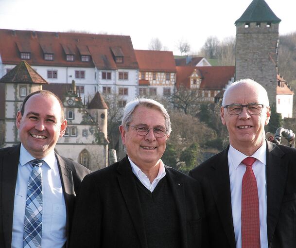 Zufrieden mit dem nun geschlossenen Vertrag (von links): Neckarwestheims Bürgermeister Jochen Winkler, Unternehmer Wolfgang Scheidtweiler und der Geschäftsführer der Schloss Liebenstein Betriebsgesellschaft, Rüdiger Braun.Foto: Alfred Drossel