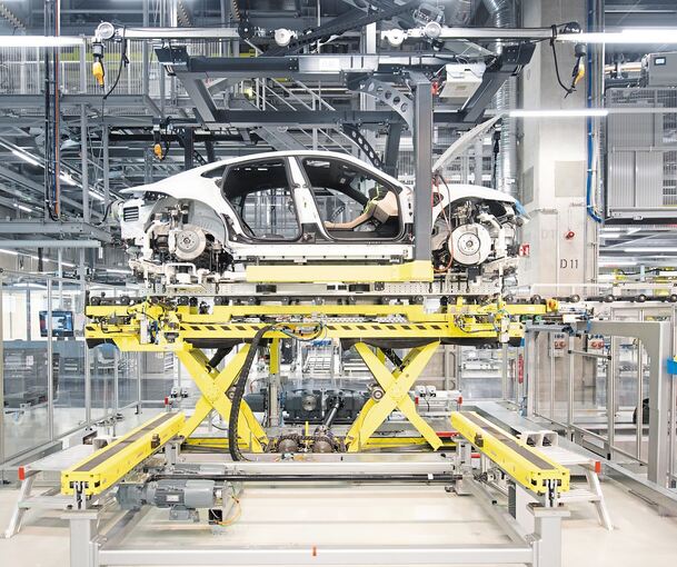 Fertigung des Taycans, des ersten rein elektrischen Porschemodells in Zuffenhausen: Von Schwieberdingen aus will das Unternehmen einmal die Produktion unterstützen. Foto: Gollnow/dpa