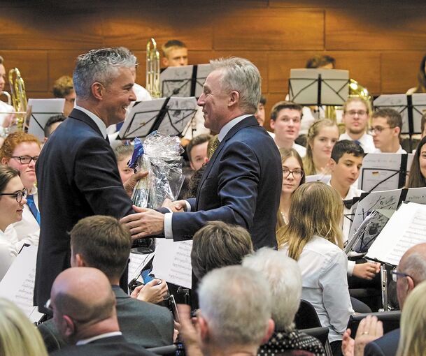 „Man muss seinen Landrat pflegen“, so Steffen Bühler (links).