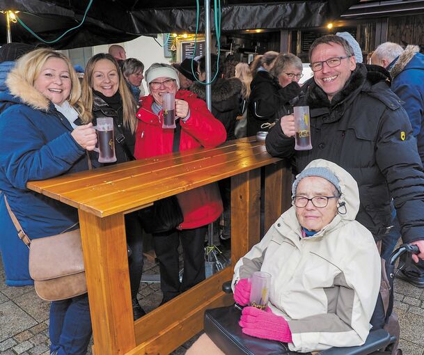 Auch bei Regen ist die Stimmung gut: Für Bianca Zweifel, Corinna Krebs, Marga Gabler, Ruth Baumeister und Matthias Gabler (von links) ist ein Besuch des Ludwigsburger Weihnachtsmarktes Tradition.