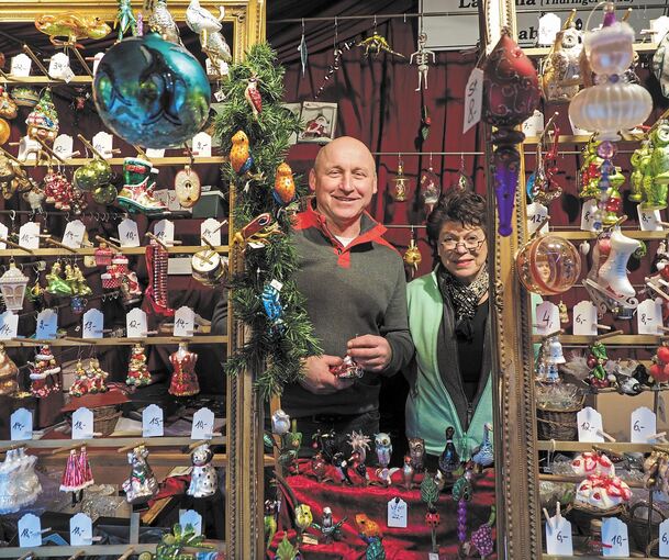 Martin Sklorz und Monika Fleisch verkaufen Christbaumschmuck aus dem thüringischen Lauscha.