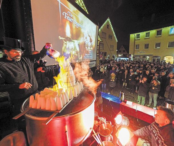 120 Zuckerhüte werden mit 66 Flaschen Rum von Zeremonienmeister Hans-Christoph Lenk angezündet.Fotos: Holm Wolschendorf
