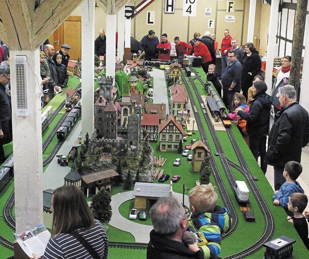 Extra für die Ausstellung wurde eine Gartenbahn aufgebaut – die Besucher freut es.Foto: Alfred Drossel