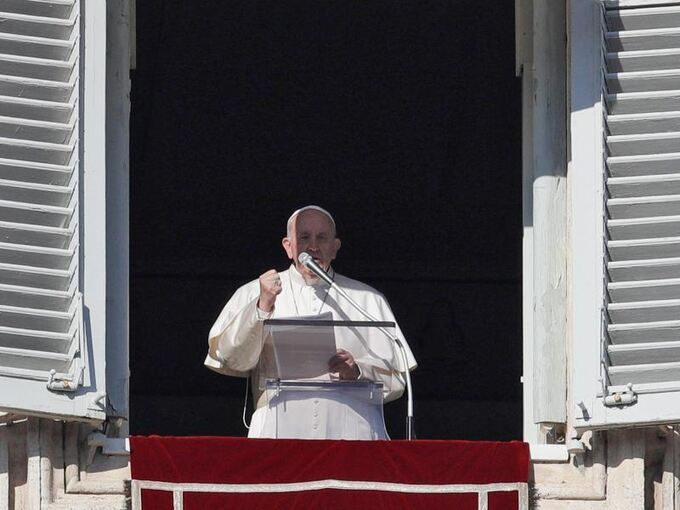 Papst Franziskus hält das Angelusgebet