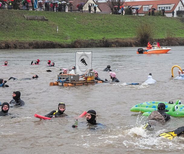 Beim Winterschwimmen im Neckar trotzen die Teilnehmer der Kälte. Archivfoto: Holm Wolschendorf