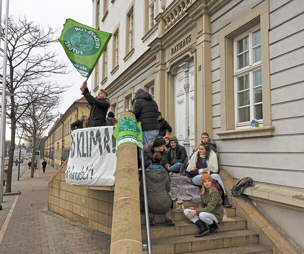 Auf den Brunch vor dem Rathaus folgt die Demonstration. Fotos: Andreas Becker/Vera Benner