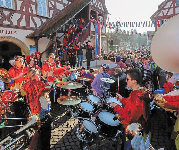 Bunt und mit lauter Musik beginnt in Steinheim die närrische Jahreszeit. Nachdem ihm die Füße geschrubbt wurden, klatscht auch Bürgermeister Thomas Winterhalter kräftig mit. Fotos: Ramona Theiss
