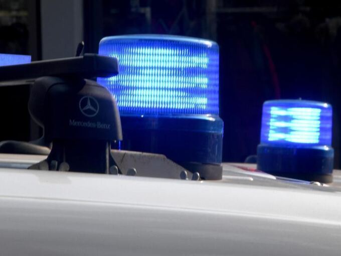 Blaulicht auf einem Polizeifahrzeug leuchtet