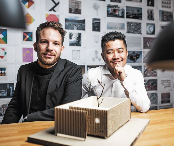 Florian Kaiser und Guobin Shen mit dem Modell ihres preisgekrönten Mikrohofhauses, das vorerst noch auf der Sternkreuzung in Ludwigsburg steht.Foto: Benno Heller