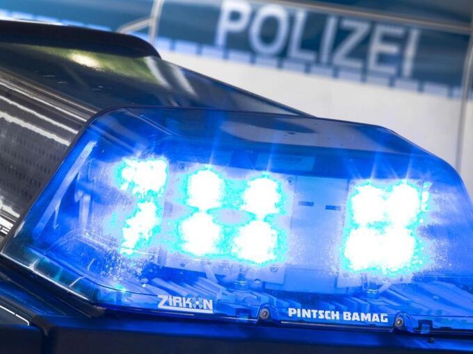 Ein Blaulicht leuchtet auf einem Polizeiwagen